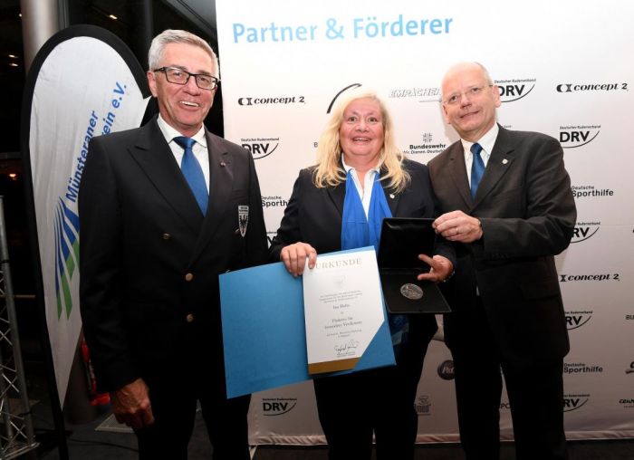 Plakette für besondere Verdienste für Ina Holtz.