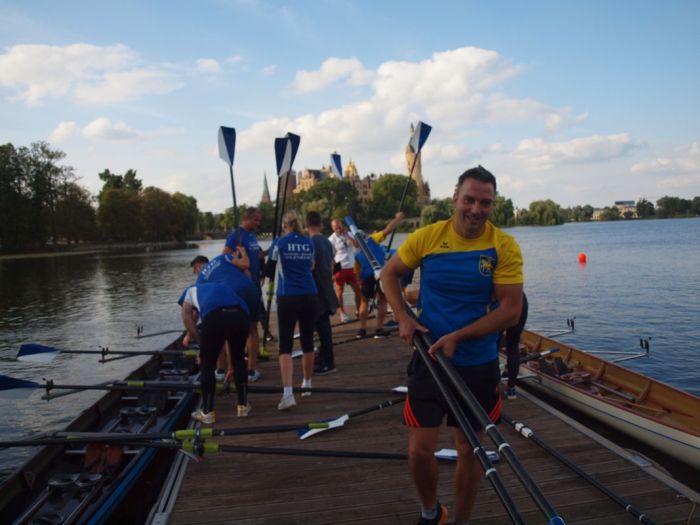 Ruderer des Feuerwehrteam im blau-gelbem Trikot.