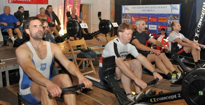 Ruderer auf Trockenrudergeräten