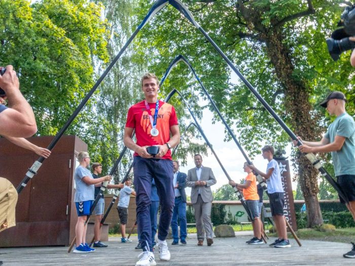 Spalier aus Ruderriemen für Hannes Ocik