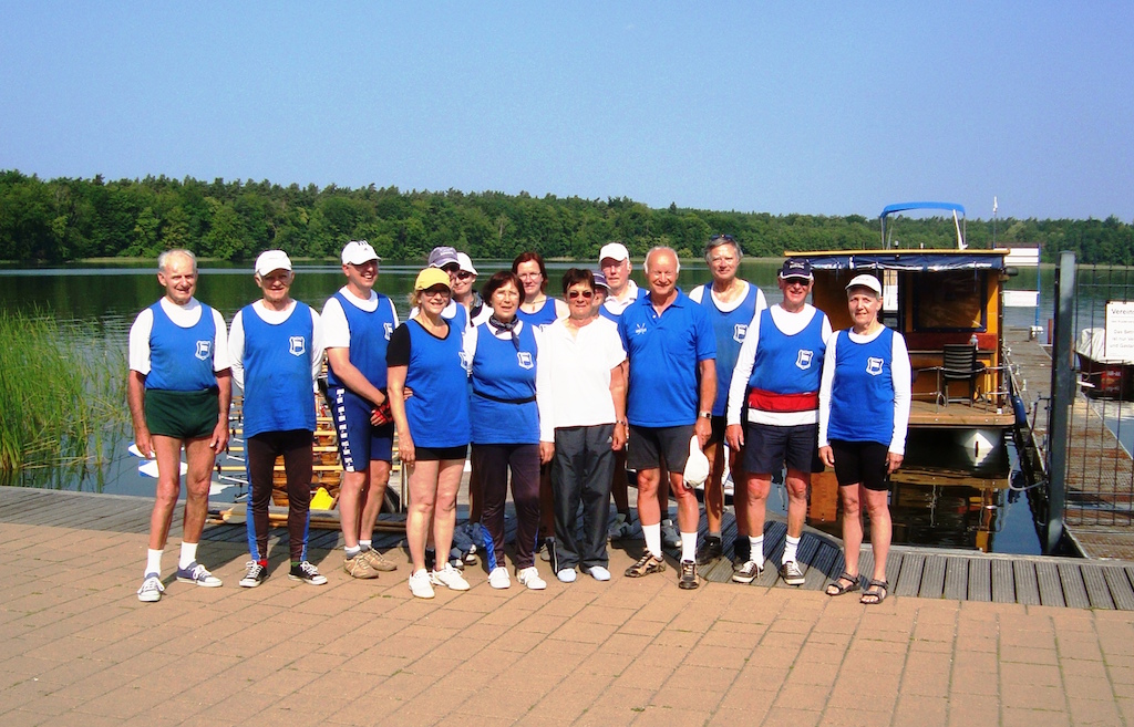 Gruppenfoto der SRG-Ruderer in Rheinsberg.
