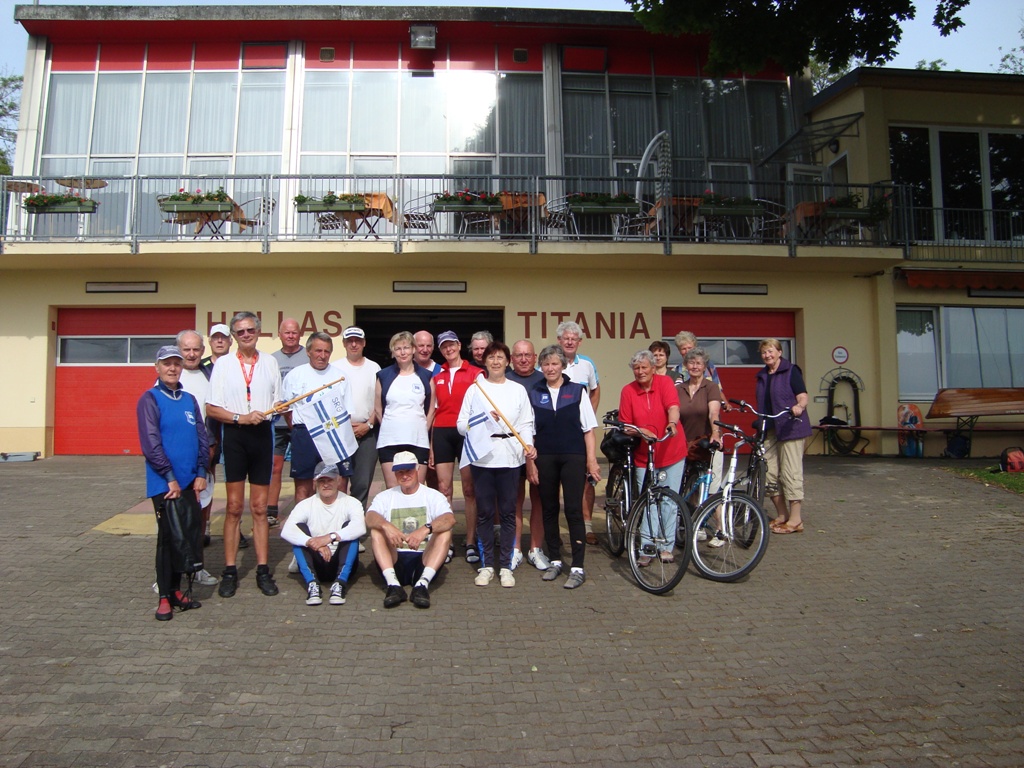 Ruderer Gruppenbild vor Bootshaus.