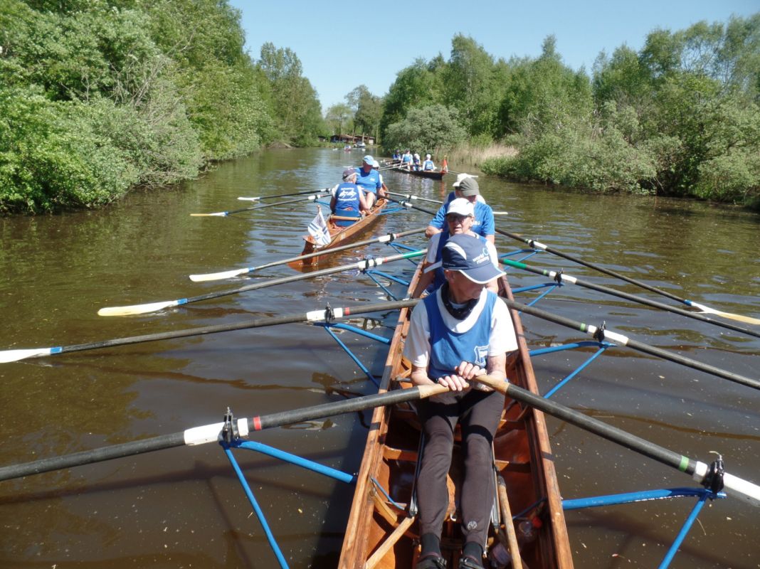 Ruderboote auf Wanderfahrt