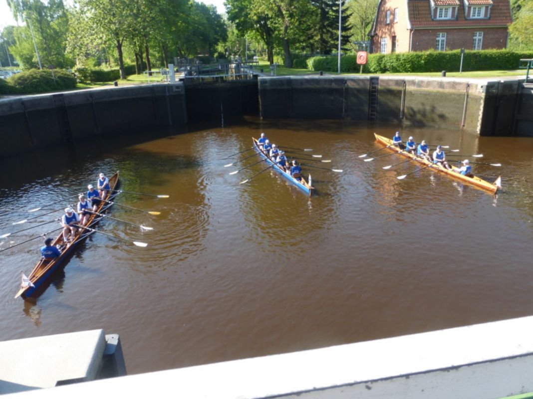 Ruderboote an einer Schleuse